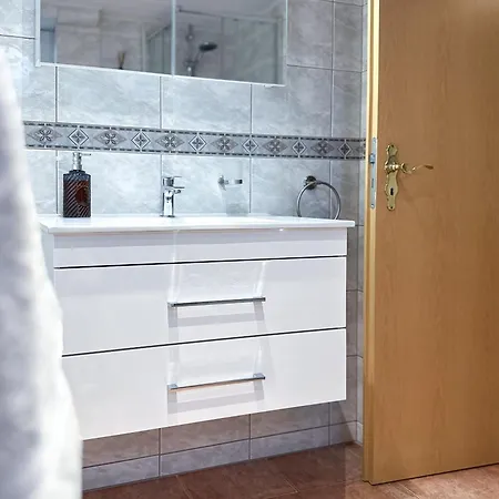 Moderne L Ruhige Lage Nahe L Wenige Minuten Ins Zentrum Von Apartmán Schwerin (Mecklenburg-Vorpommern)